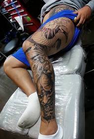 mufananidzo weiyo yakajairwa tattoo yakafukidza gumbo rose kuruboshwe