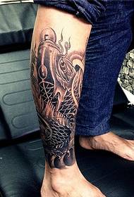 peixe koi em torno das pernas tatuagem