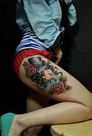 Tattoo тасвири духтари зебо дар рони