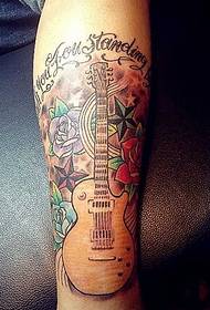 美麗的玫瑰吉他腿紋身