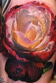 Twisted paj tattoo qauv ntawm ob txhais ceg