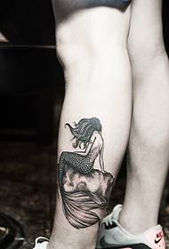 sexig sjöjungfrun par tatuering tatuering under bara fötter
