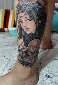 bela knabino kun bela tatuaje sur la kruro estas tre unika