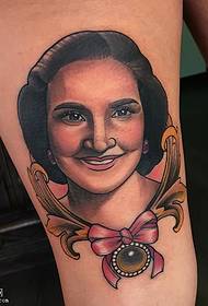 Modello di tatuaggio mamma coscia e sleale