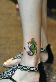 prekrasan uzorak hipokampus tetovaža u boji