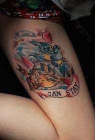 modello di tatuaggio rondine colore gamba femminile