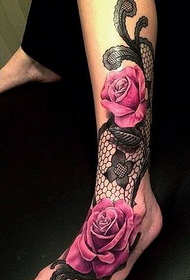 Padrão de tatuagem de renda rosa perna