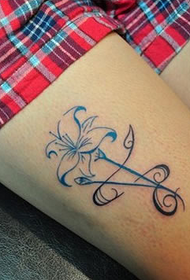 Ocenění květinového tetování na krásném stehně