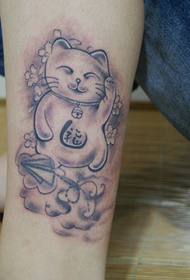 simpatico tatuaggio a forma di gatto e carta fortunato