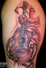Maligayang pattern ng tattoo ng gitara sa hita