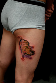 милий малюнок татуювання миші на стегні
