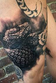 Patrón de tatuaje de cocodrilo en el muslo