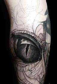 noga izvan crno-bijelog 3d uzorka tetovaže očne jabučice