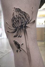 Stehenný atramentový kvetinový vzor tetovania