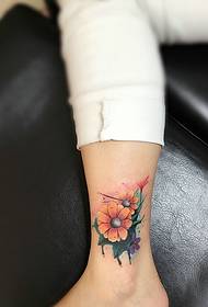 tattoo ng sunflower na tattoo sa hubad na mga paa ng mga batang babae