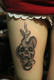 tatouage de python sur la cuisse féminine