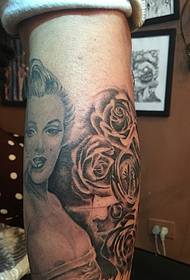 katahum nga adunay mga bulak nga mga bitiis nga mga tiil nga itom ug puti nga tattoo