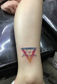 tatuatge de color geomètric anglès en color de peu nu