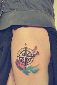 disegno del tatuaggio bussola colore delle gambe