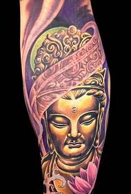 un tatuaje de Buda dorado en la pierna