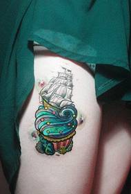 Mädchen Beine schöne Eis Segelboot Tattoo Muster