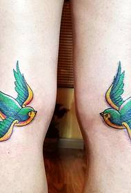 guardare le gambe a vicenda con una piccola immagine del tatuaggio