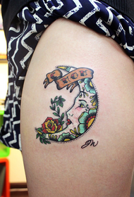 flickor ben stilfullt vackert mån tatuering mönster