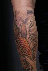 Mga bitiis nga mga tubig nga bulawan nga carp tattoo nga litrato