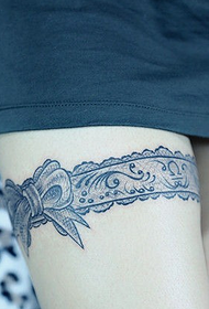 gambe di bellezza Modello sexy del tatuaggio dell'arco