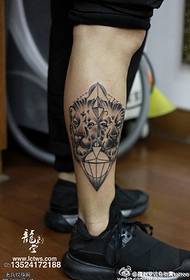 Geometria ŝablona tatuaje-leono sur bovido