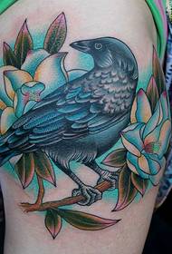 patrón de tatuaje de cuervo de muslo femenino