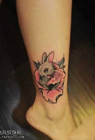 Simpatico motivo a tatuaggio coniglietto sulle gambe