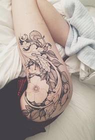 flicka sexig ben lår blomma tatuering