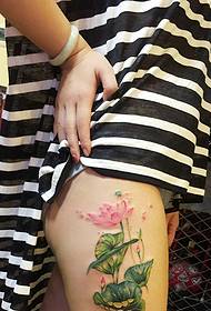 fiore laterale della coscia Tatuaggio colorato di loto