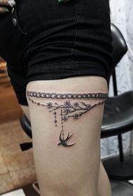 les filles aiment le motif de tatouage de chaîne de jambe