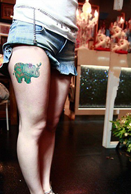 Момиче лято освежаваща зелена татуировка на слон за бебета