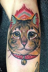 Тело је насликао узорак богате мачке тетоваже