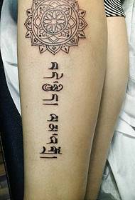 gepersonaliseerde stijlvolle been Sanskriet tattoo foto