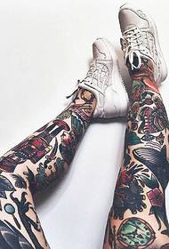 Uchwyć kuszący tatuaż z kwiatowymi nogami