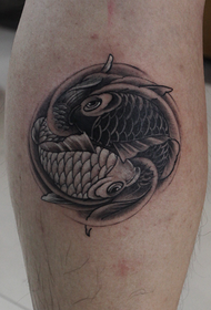 padrão de tatuagem de peixe taiji yin e yang de bezerro