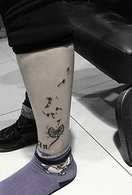 маленькая татуіроўка на ножках дзьмухаўца свежая і натуральная