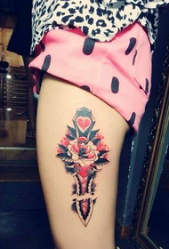 Luova Sword Rose -reiteen tatuointi