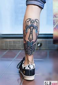 Tatuaggio gamba alla moda grande spettacolo hipster