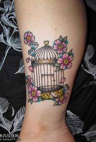 Pekný vzor tetovania vtáčích klietok na nohách