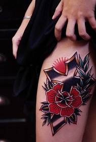 beauté jambes seulement beau tatouage croix et fleur