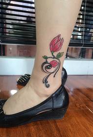 татуювання татуювання квітів на ногах дуже красиво