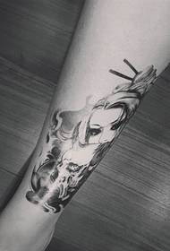 foto de tatuaje de calavera y pierna de mujer hermosa
