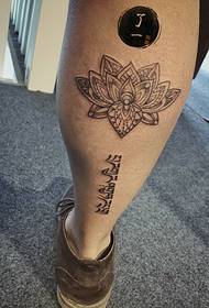 Brahma e sánscrito coa tatuaxe da perna