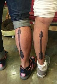 un bon amicu di basa à un paru di ritratti di tatuaggi di strumentu per gambe