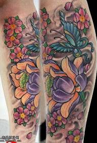 Láb lótusz pillangó cseresznyevirág tetoválás minta